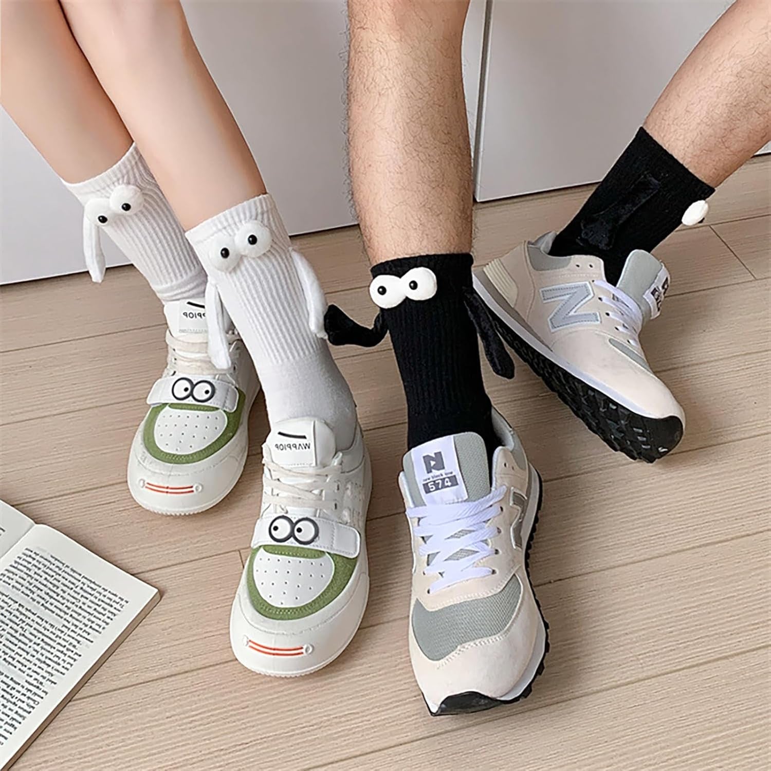 SockMates - 2 Pairs Magnetic Holding Hands Socks